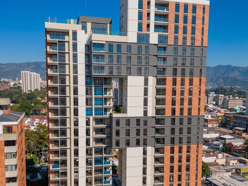 Torre residencial al atardecer
